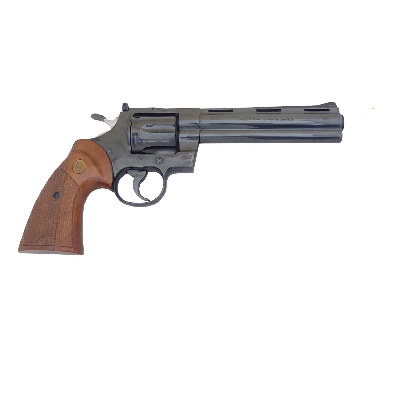 Proponiamo un magnifico Colt Python 6 pollici, esemplare prodotto nel 1975 e conservato in ottime condizioni generali. Un revolver particolarmente interessante per il collezionista e per l’appassionato delle produzioni Colt storiche, appartenente al periodo classico di produzione del celebre Python.